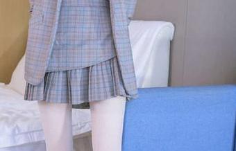 BoBoSocks袜啵啵 – 免费获取稚予的指甲油涂鸦灵感：黑色和裸足的奇妙结合！
