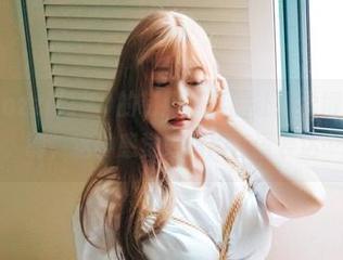 原图里Mozzi(모찌)的制服，真的让我觉得人生值得，啊，这种感觉好难用言语表达…