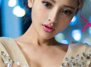 UGirls尤果网 – 写真新风潮,芝芝Booty的户外全集——她在阳光下觉得自己是女神!