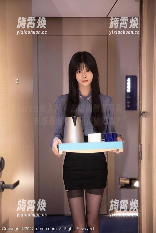 Xiuren秀人网 - 苏韵锦制服写真：“哇，衣服是好看，还是她好看？”