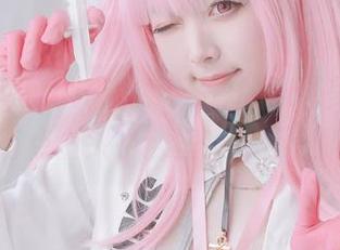 看asagiriai(爱ちゃん)的泳装美图，精选得有点上头，心里也忍不住嘀咕…