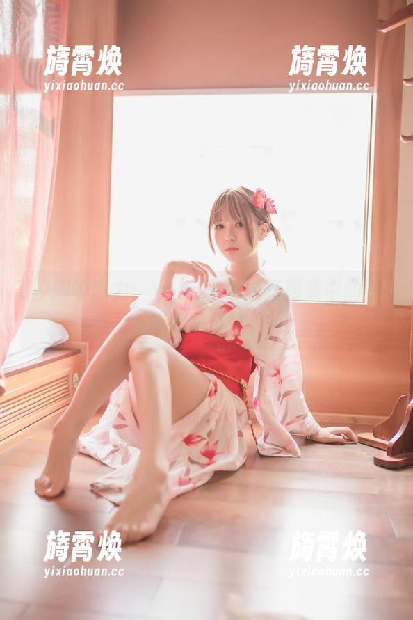 校服的魔力：yoko夏宅妹汤图集中的那些微妙情愫。