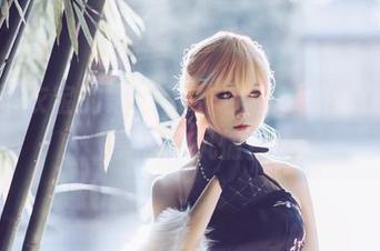 从乖乖衣宝的黑丝OL作品中，如何优雅分享职场风情？
