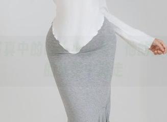 私房写真中的咬人小小兔：他的猫在温暖的光影中游走