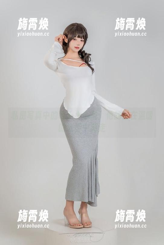 咬人小小兔 私房写真中的咬人小小兔:他的猫在温暖的光影中游走