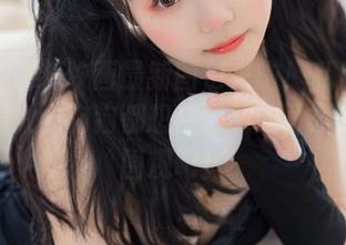 叮咚!喵糖映画最新图包来啦!私房白袜短发美女,狗狗都想瞥一眼的可爱,快去围观吧!