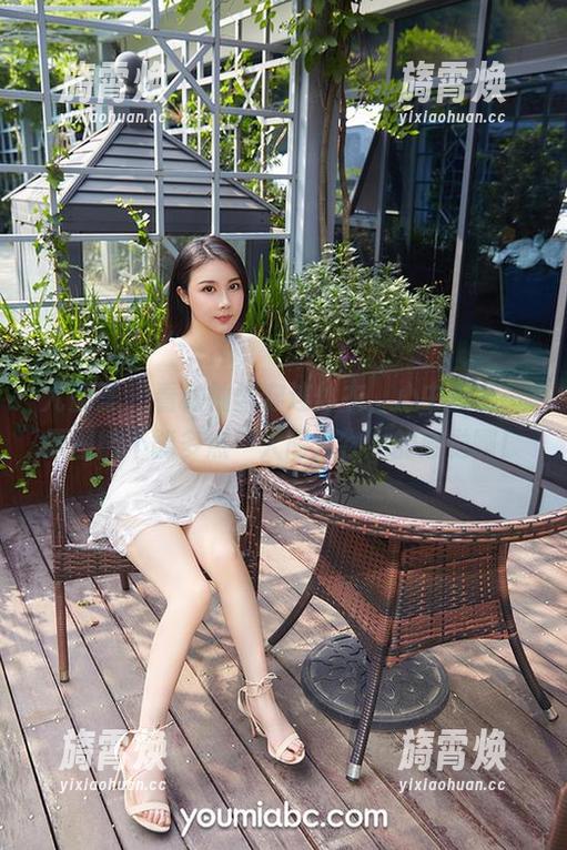 尤蜜荟 - 看柚柚酱穿连体衣，心中默念：原图能不能多点‘人间尤物’的感觉啊！