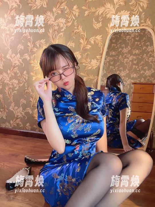 张思允 微密圈 - 你觉得张思允的套装怎么了?我觉得她是在挑战全球穿衣史!