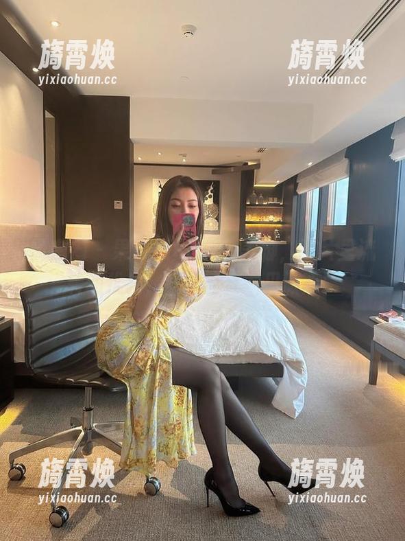 微密圈 - 果儿Victoria美脚，图片里流转的优雅，原图简直一见倾心！