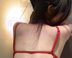 微密圈 – 在火龙果羊的红色连体吊带中，感觉到了全套下载的无限潜力！