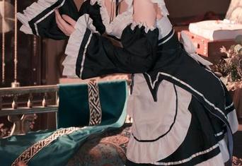 白莉爱吃巧克力的夏日写真，难道她真的在阳光下放射光芒？