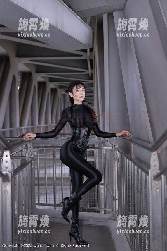 秀人网 - 究竟谁的泳池梦更美？星子柒kiki全套图集，快来一起划水！