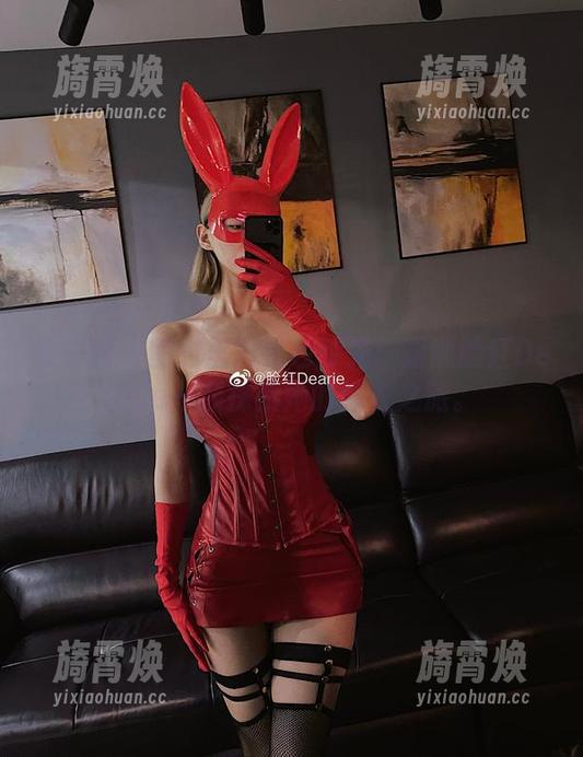 微密圈 - 图包里的金色时光：跟随脸红Dearie一起探索她的睡衣之旅。