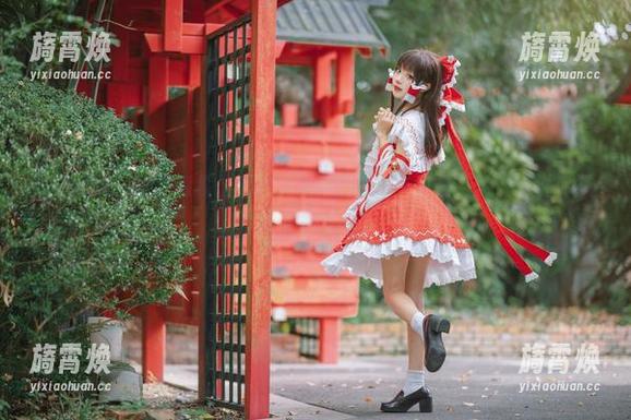 被花柒Hana的森森仙短款灵梦私拍图包“勾搭”了，谁说你不能借花献佛？