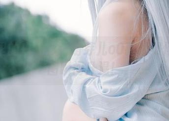私拍里的白衬衫：萌芽儿o0教你如何让套图瞬间升温！