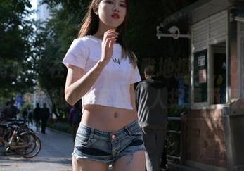 魔镜街拍 – 在工作中优雅地撩人，OL黑丝美女婷婷的作品真让人捉摸不透！