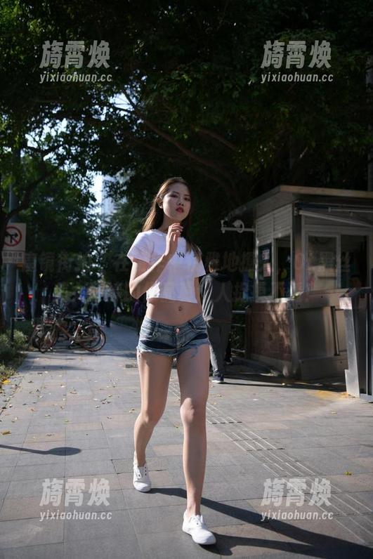 魔镜街拍-婷婷 魔镜街拍 - 在工作中优雅地撩人,OL黑丝美女婷婷的作品真让人捉摸不透!
