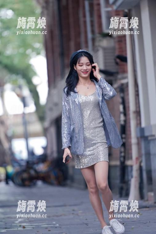 魔镜街拍 - 午后阳光下，婷婷的灰裙私拍美图，真是穿越了时空的绝色之作！