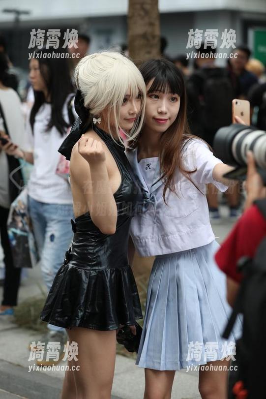 原图狂热：在魔镜街拍在线，看这位粉色短裙小姐姐如何俘获心灵！