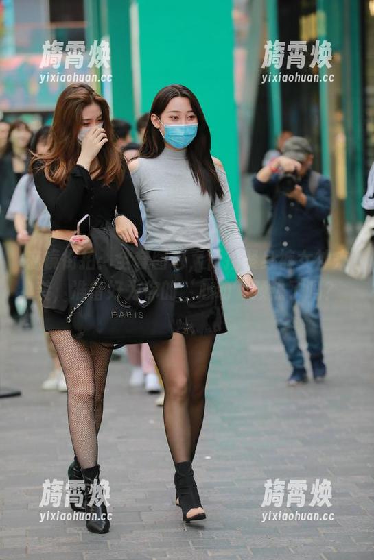 魔镜街拍：全套图包，街拍紧身裤女神来袭，准备好为你的‘心动’预热了吗？