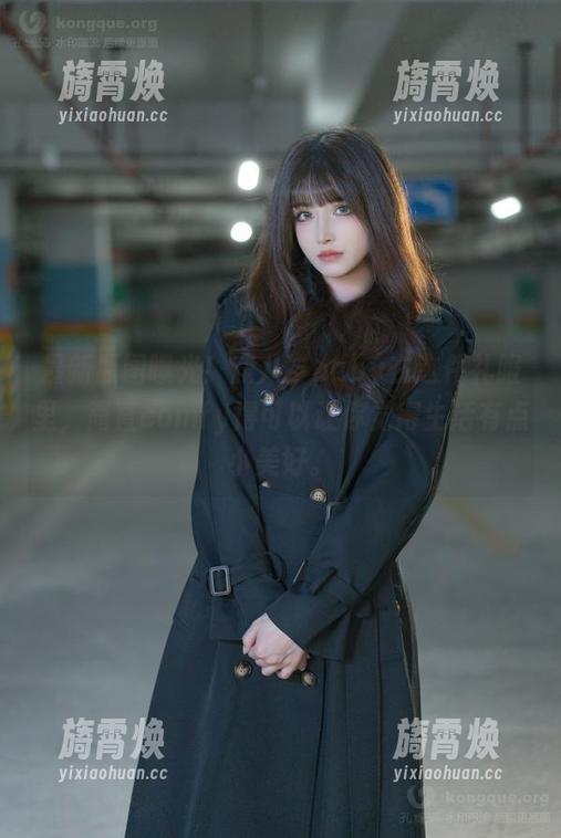 鹿八岁baby 最新原图曝光!鹿八岁baby在这件礼服里,简直comfy得可以让你觉得生活有点小美好。